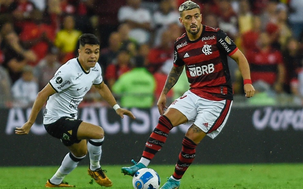 Jogadores de Flamengo e Corinthians disputam a bola na Libertadores
