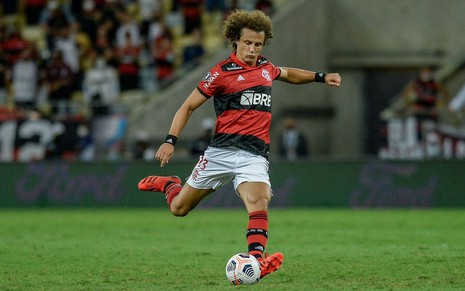 Jogador David Luiz do Flamengo, vestindo uniforme vermelho, preto e branco durante partida da Libertadores