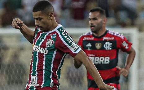 André (à esq.) e Thiago Maia no duelo entre Fluminense e Flamengo