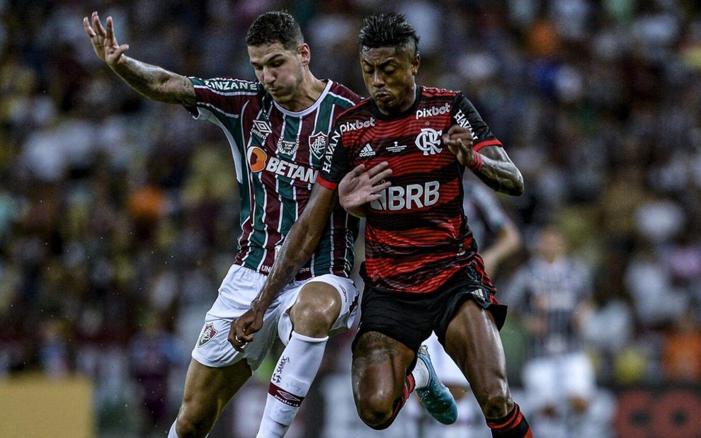 Nino (à esq.), do Fluminense, e Bruno Henrique, do Flamengo, disputam a bola em clássico carioca