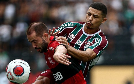 Jogadores Everton Ribeiro (Flamengo) e André (Fluminense), disputam a bola durante clássico carioca