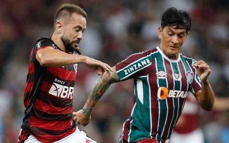 Everton Ribeiro (Flamengo) à esquerda, e Germán Cano (Fluminense) disputam a bola durante partida