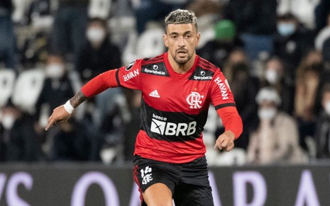 O jogador de futebol do Flamengo Giorgian De Arrascaeta em campo pelo Flamengo
