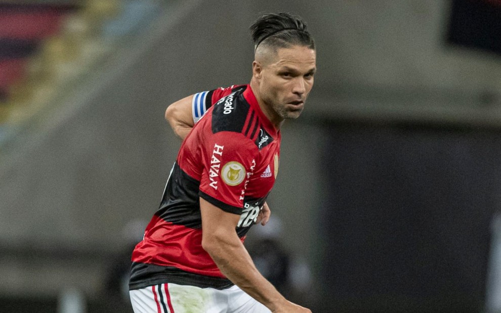 Foto do jogador de futebol Diego Ribas da Cunha, que atua como meia no Flamengo, em campo