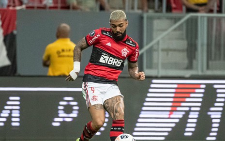 Foto do jogador de futebol Gabigol chutando bola em campo pelo Flamengo