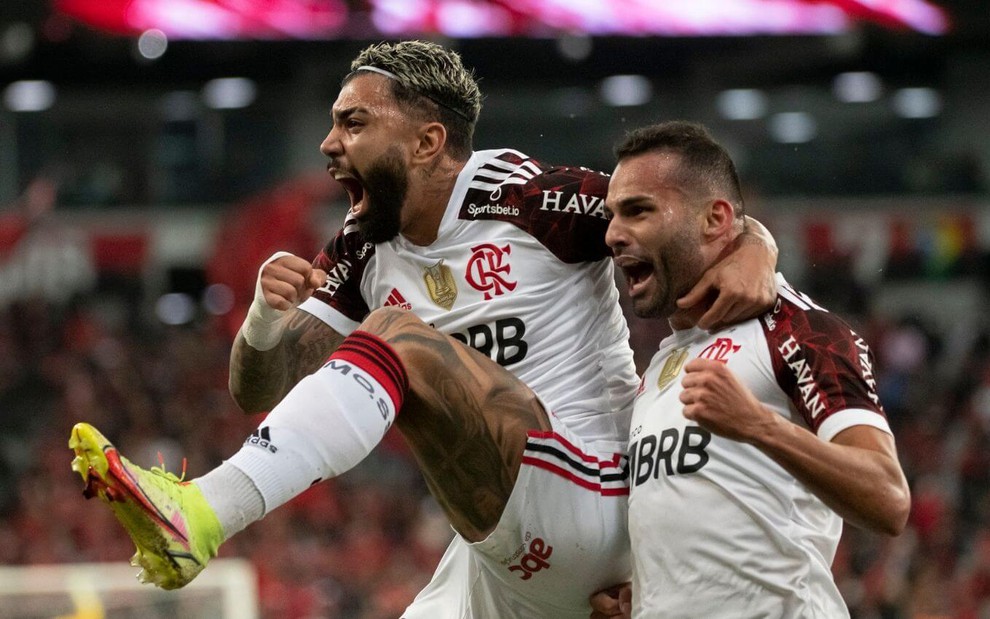 Gabigol e Thiago Maia se abraçam enquanto correm para comemorar gol do Flamengo na Copa do Brasil
