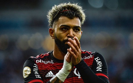 Gabigol, do Flamengo, bate palmas durante partida e veste uniforme listrado em vermelho e preto