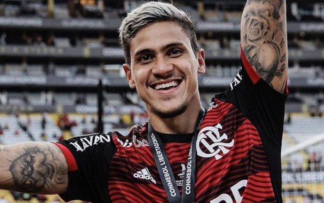 Pedro, do Flamengo, veste uniforme listrado em vermelho e preto e comemora título da Libertadores