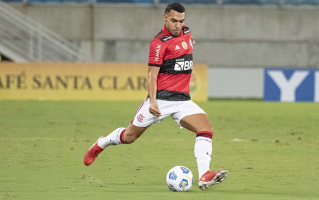 Foto do jogador de futebol Matheus França, do Flamengo, chutando bola em campo