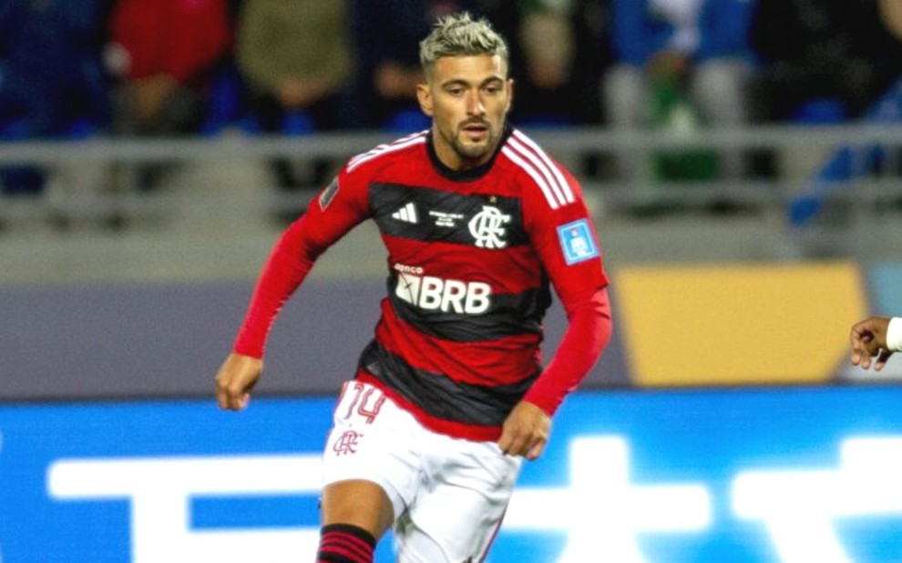Arrascaeta correndo com a bola em jogo do Flamengo no Mundial; ele está com uniforme rubro-negro