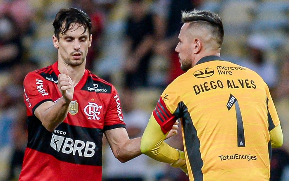Rodrigo Caio ajeita a braçadeira de capitão de Diego Alves em Flamengo x Athletico-PR pela Copa do Brasil