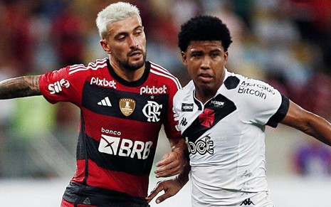 Arrascaeta (Flamengo) e Andrey (Vasco) disputam jogada durante partida entre as equipes