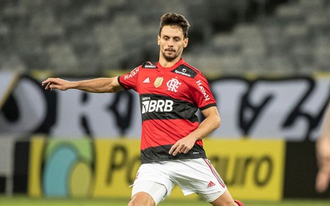 Com uniforme rubro-negro, Rodrigo Caio chuta a bola em jogo do Brasileirão 2021