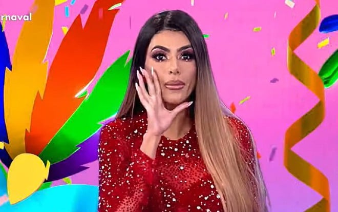 Flávia Noronha faz cara de fofoca em programa da RedeTV