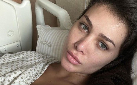 Flavia Pavanelli faz selfie em cama de hospital