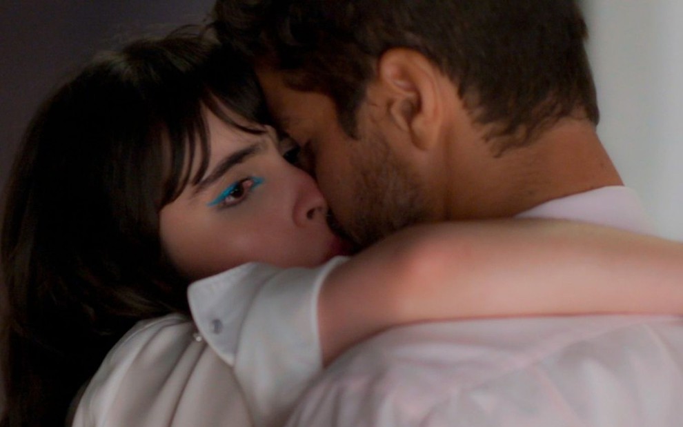 Flávia (Valentina Herszage) beija Marcelo (Bruno Cabrerizo) em cena da novela Quanto Mais Vida, Melhor!