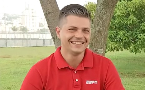 Flavio Ortega sorri durante uma entrevista feita na ESPN Brasil