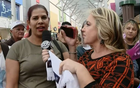 Flor entrevista uma mulher nas ruas de São Paulo no Fofocalizando