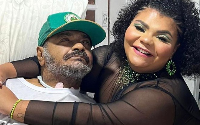 Arlindo e Flora Cruz estão abraçados, em foto publicada no Instagram