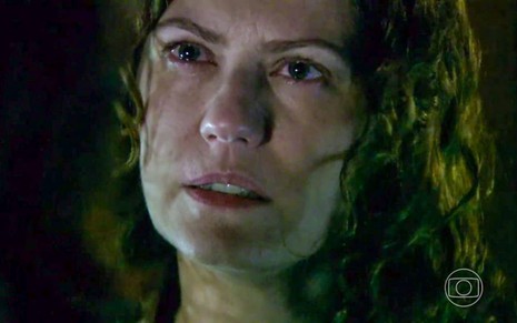 A atriz Patricia Pillar como Flora em A Favorita; ela está olhando para o lado no momento da revelação como assassina