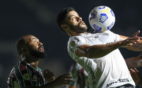 Jogador Hulk do Atlético Mineiro domina a bola no peito enquanto é marcado por Samuel Xavier, do Fluminense