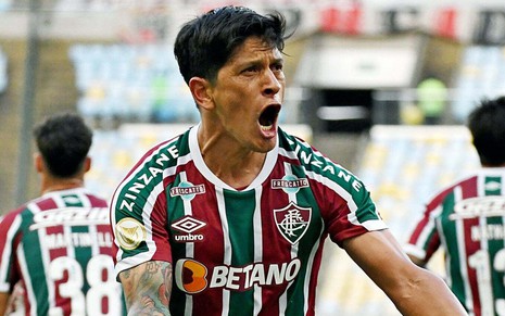 Cano, do Fluminense, comemora gol e veste uniforme listrado em grená, verde e branco