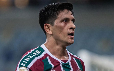 Atacante Cano, do Fluminense, comemora gol e veste uniforme listrado em grená, verde e branco