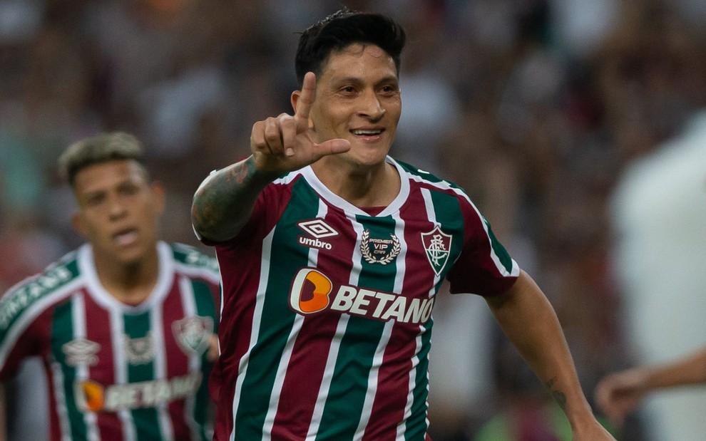 Cano, do Fluminense, comemora gol pela equipe e veste uniforme listrado em grená, verde e branco