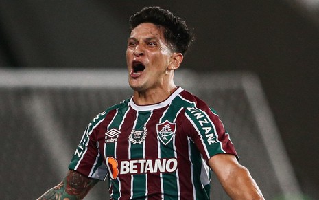 Germán Cano, do Fluminense, grita ao comemorar gol e veste uniforme listrado em branco, verde e grená