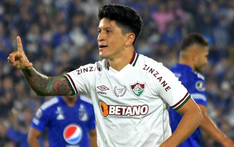 Germán Cano, do Fluminense, comemora gol e veste uniforme com camisa branca e calção grená