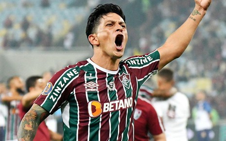 Germán Cano, do Fluminense, grita ao comemorar gol e veste uniforme listrado em verde branco e grená