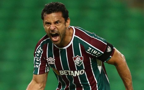 Fred, do Fluminense, grita ao comemorar gol e veste uniforme listrado em branco, verde e grená