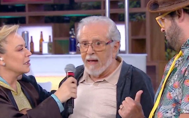 A repórter Flor Fernandez entrevista Carlos Alberto de Nóbrega, ao lado de Matheus Ceará, durante o Fofocalizando de 28 de junho