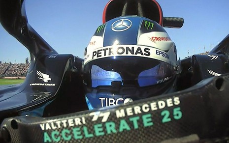 Valtteri Bottas pilotando a Mercedes durante treino para o Grande Prêmio do México de Fórmula 1