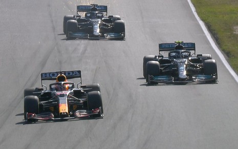 Max Verstappen, dentro de sua Red Bull, sendo perseguido pelos carros da Mercedes na Fórmula 1