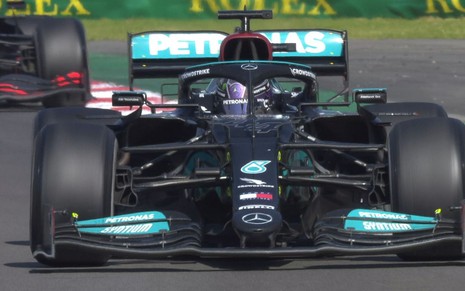 Imagem de Lewis Hamilton pilotando a sua Mercedes Fórmula 1 em pista no México
