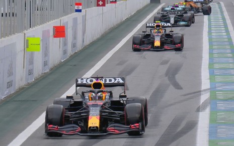 Imagem de carros da Fórmula 1 saindo enfileirados dos boxes do autódromo de Interlagos, em São Paulo