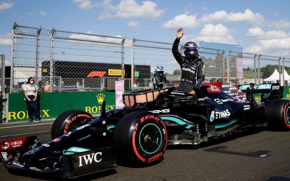 O piloto Lewis Hamilton comemora uma vitória em um Grande Prêmio de Fórmula 1