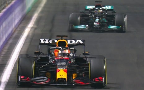 Os carros de Max Verstappen (Red Bull) e Lewis Hamilton (Mercedes) em corrida de Fórmula 1