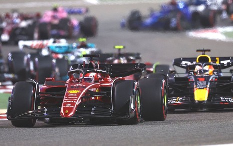Charles Leclerc lidera Grande Prêmio do Bahrein na Fórmula 1, com fila de carros atrás de sua Ferrari