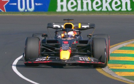 Imagem do carro de Max Verstappen fazendo curva e correndo na pista de Albert Park, na Austrália
