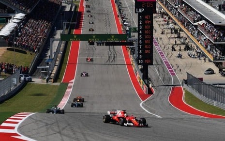Imagem de carros correndo na da pista do Circuito das Américas, que receberá o Grande Prêmio da F1