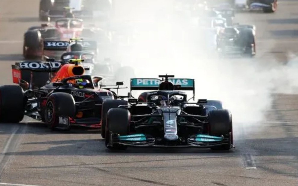 Imagem do carro de corrida de Lewis Hamilton durante corrida no Azerbaijão