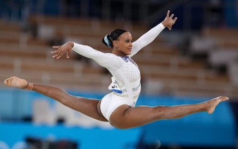 A ginasta Rebeca Andrade abre um espacate no ar nos Jogos Olímpicos de Tóquio