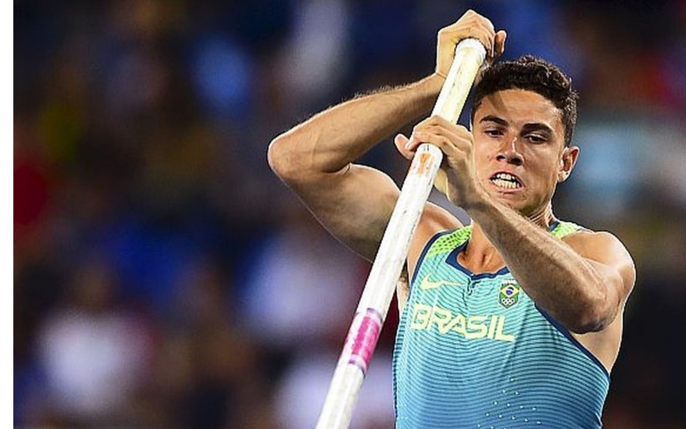 O atleta brasileiro e medalhista olímpico Thiago Braz segura vara durante competição