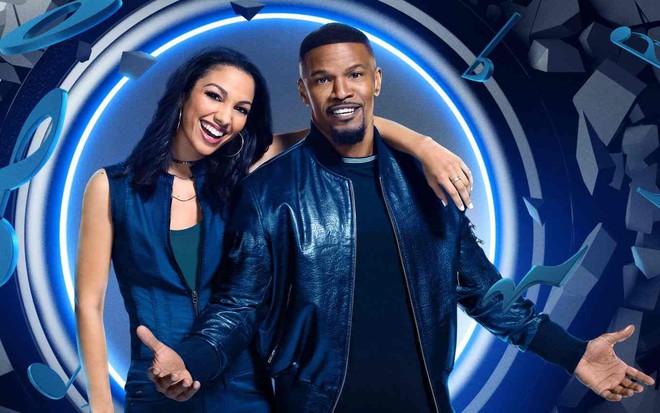 Corinne Foxx e Jamie Foxx posam juntos em cenário do game show Beat Shazam