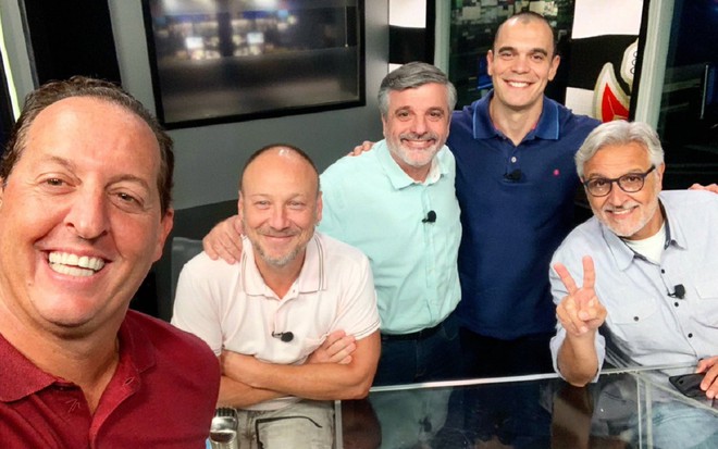 Benjamin Back com Flávio Gomes, Oswaldo Paschoal, Maurício "Mano" Borges e Fábio Sormani nos estúdios do Fox Sports Rádio