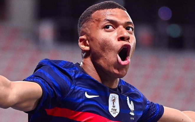 Mbappé, da França, comemora gol e veste uniforme azul com detalhes brancos e vermelhos