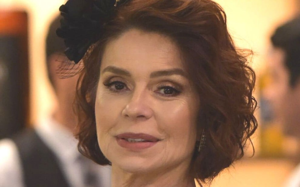 Atriz Françoise Forton olha para frente com cara de séria em cena de Amor sem Igual