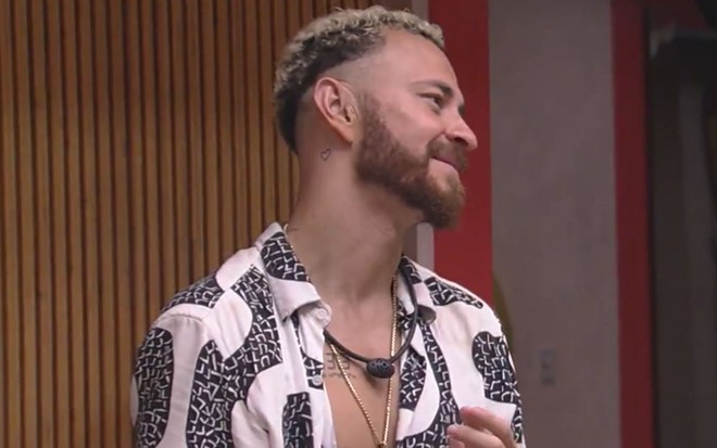 Fred Desimpedidos com expressão de decepção na sala do BBB 23